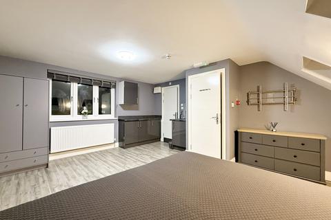 1 bedroom in a house share to rent, The Crossways, Hounslow, TW5