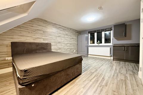 1 bedroom in a house share to rent, The Crossways, Hounslow, TW5
