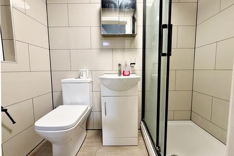 1 bedroom in a house share to rent, The Crossways, Hounslow, TW5