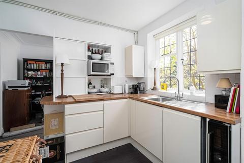 3 bedroom flat for sale, Portsmouth Road, London SW15