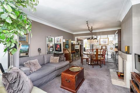 3 bedroom flat for sale, Portsmouth Road, London SW15