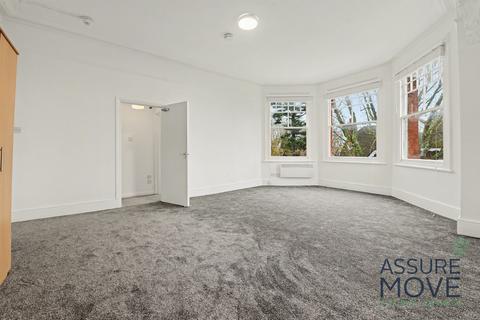 Studio to rent, Haslemere Road, London, N8
