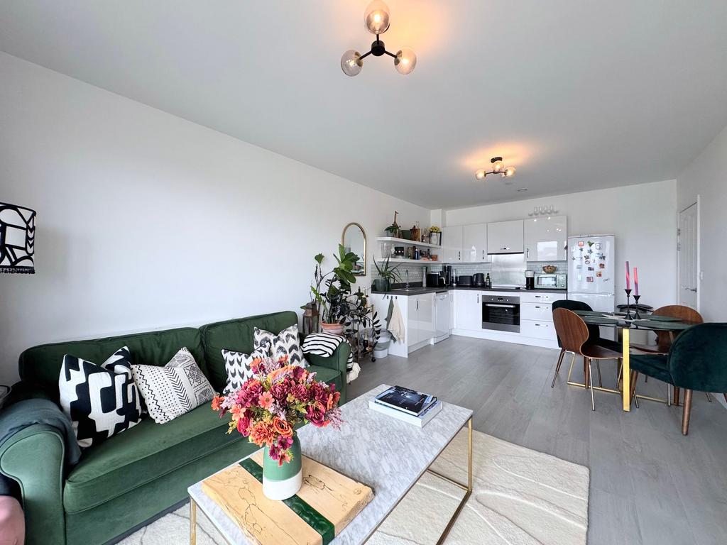 Open plan lounge/kitchen/dining area