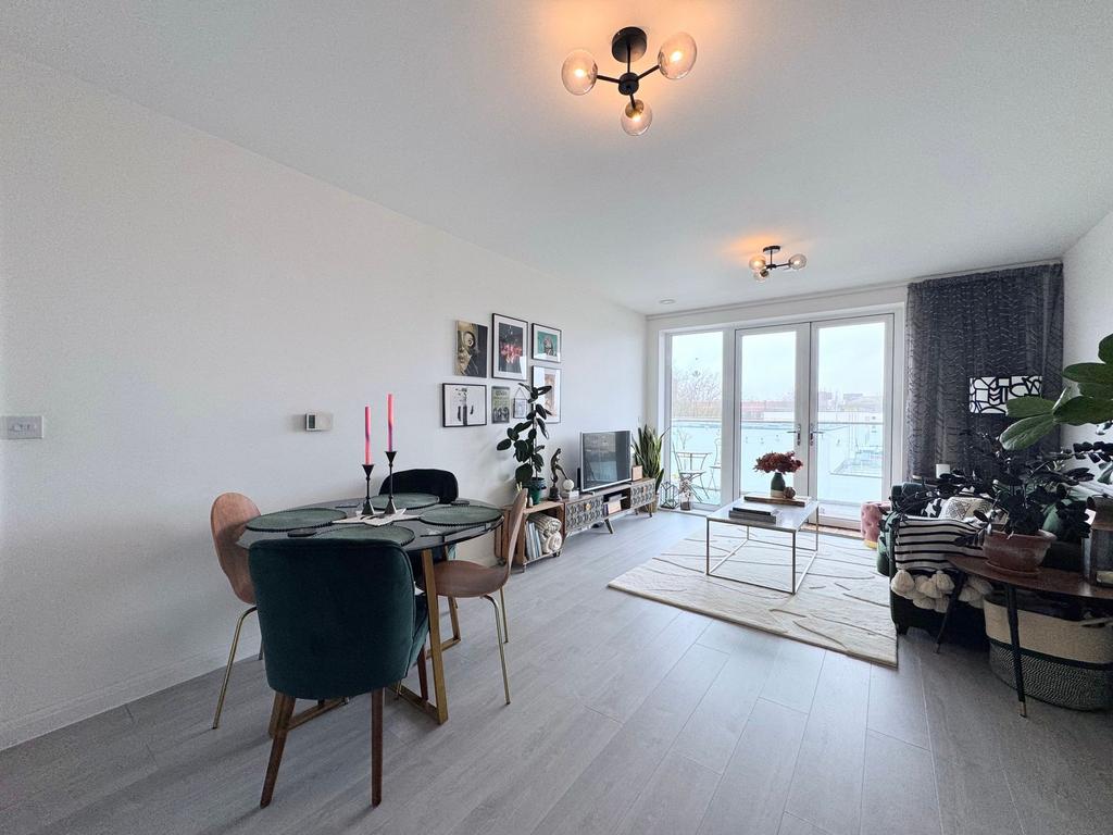 Open plan lounge/kitchen/dining area