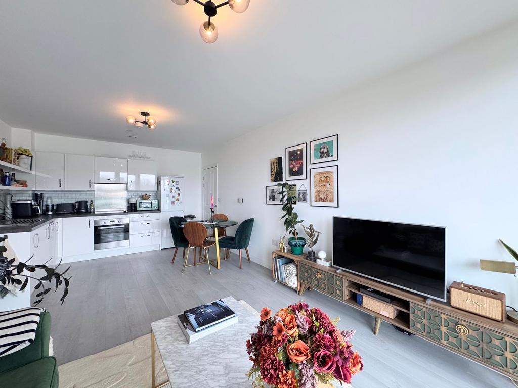 Open plan lounge/kitchen/dining area