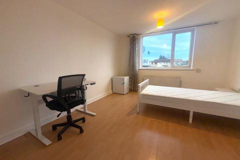 1 bedroom in a house share to rent, Malvern Avenue, Harrow HA2
