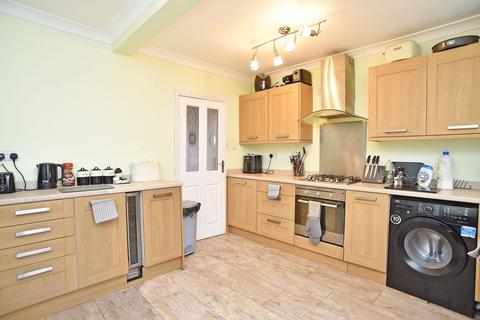 3 bedroom end of terrace house for sale, St. Andrews Avenue, Harrogate, HG2