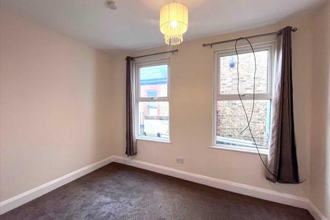 2 bedroom apartment to rent, Westcliff on Sea SS0