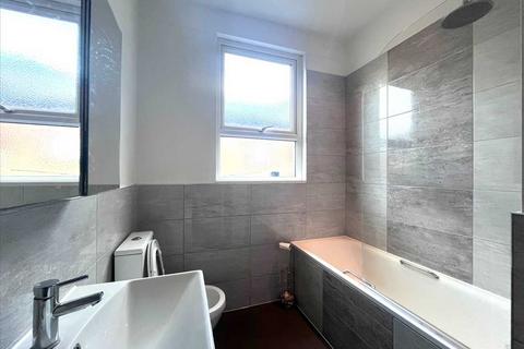 2 bedroom apartment to rent, Westcliff on Sea SS0