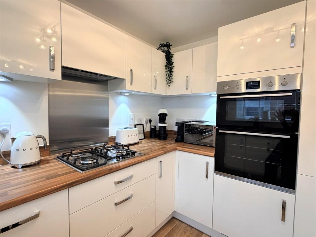 Kitchen and dining4