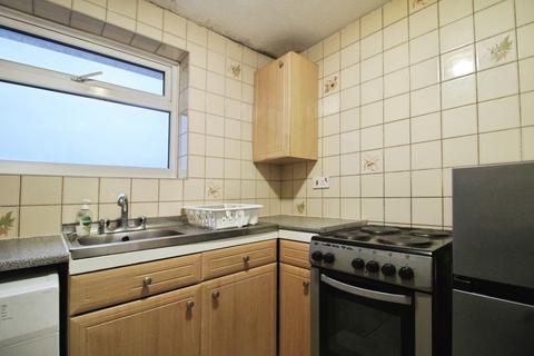2 bedroom maisonette to rent, Woodstock Avenue, Bobbers Mill