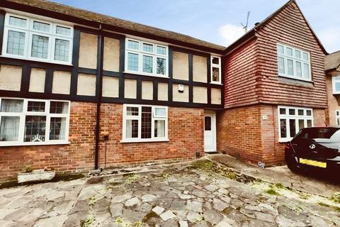 2 bedroom ground floor maisonette to rent, The Sigers, Pinner