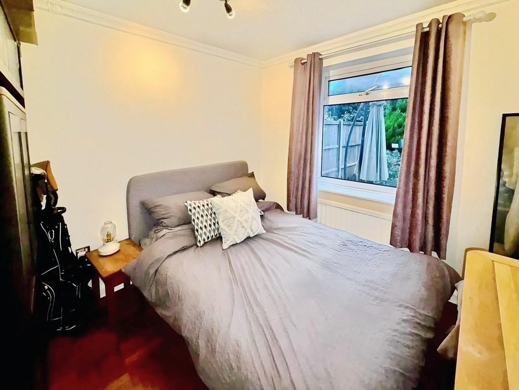 25684074-Bed 202