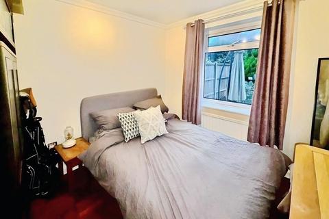 2 bedroom ground floor maisonette to rent, The Sigers, Pinner