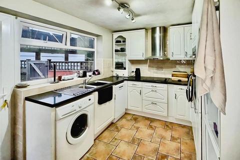 2 bedroom ground floor maisonette to rent, The Sigers, Pinner