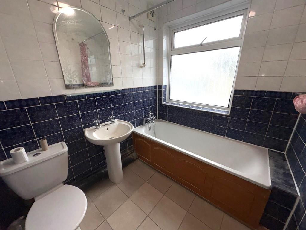 81 Drake Rd Bathroom
