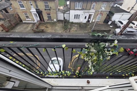 2 bedroom flat for sale, Uxbridge Road,Uxbridge,UB10 0NT