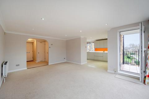 2 bedroom apartment to rent, Swan Walk, Shepperton, TW17