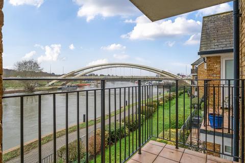 2 bedroom apartment to rent, Swan Walk, Shepperton, TW17