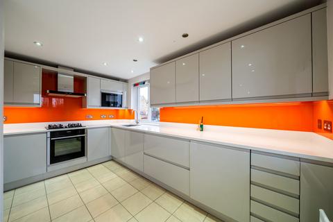 2 bedroom apartment to rent, Swan Walk, Shepperton, TW17