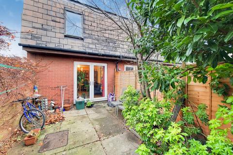 2 bedroom end of terrace house to rent, Tintern Close, Wimbledon