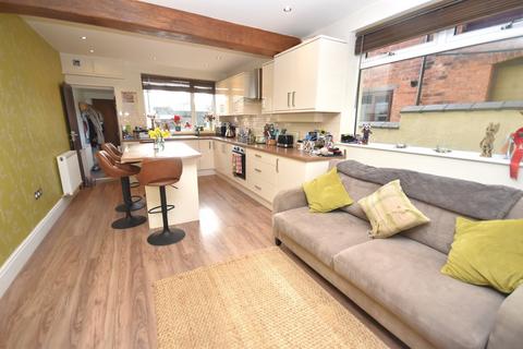 4 bedroom terraced house for sale, Station Road, Whitchurch