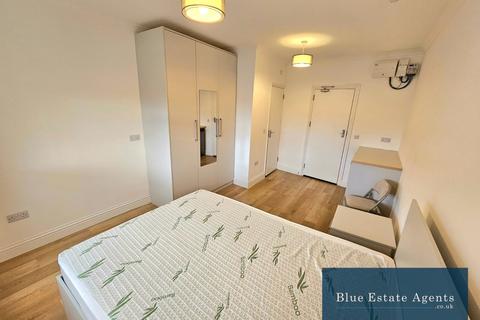 1 bedroom house of multiple occupation to rent, Bath Road, Hounslow, TW4