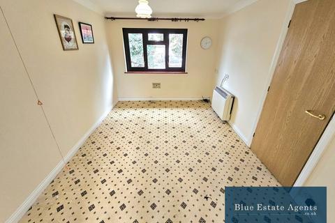 1 bedroom flat for sale, Vicarage Farm Road, Hounslow, TW5