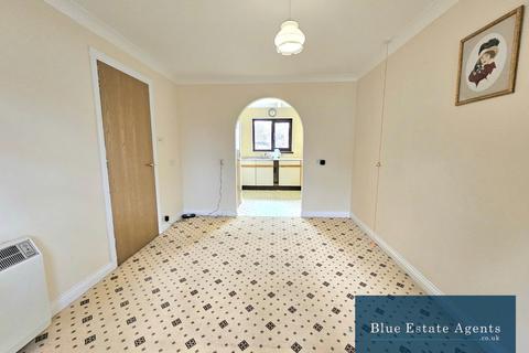 1 bedroom flat for sale, Vicarage Farm Road, Hounslow, TW5