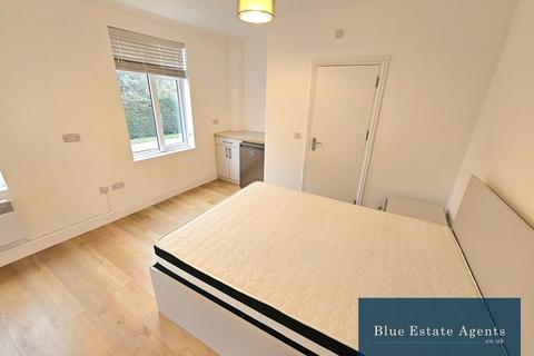 1 bedroom house of multiple occupation to rent, Bath Road, Hounslow, TW4