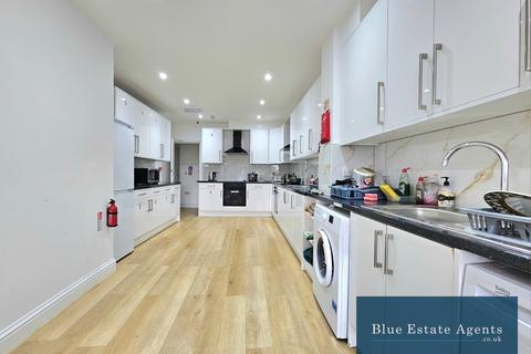 1 bedroom house of multiple occupation to rent, Bath Road, Hounslow, TW4