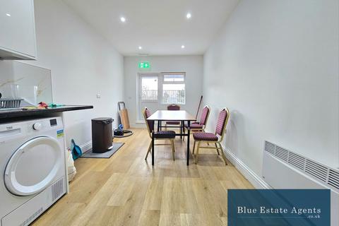 1 bedroom house of multiple occupation to rent, Bath Road, Hounslow, TW4
