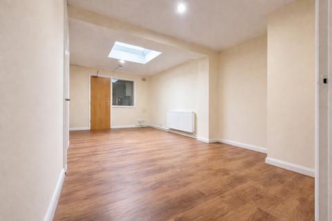 undefined, 4 Bedroom Flat To Let - HP11