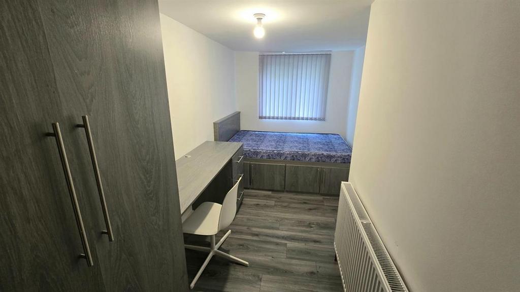 Neat single bedroom with a fitted wardrobe, des...