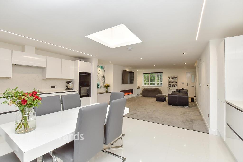 Kitchen/Dining Area