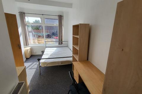 7 bedroom house to rent, Longford Place, Manchester M14