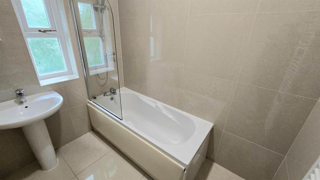 Bright, modern bathroom with full-size bathtub ...