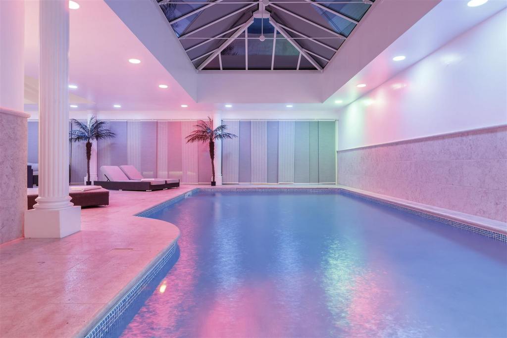 Swimming Pool Alt