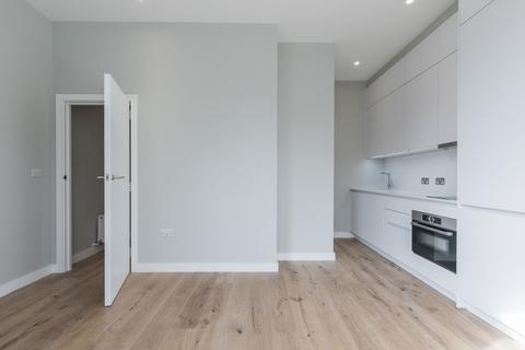 Flat to rent, Greencroft Gardens
