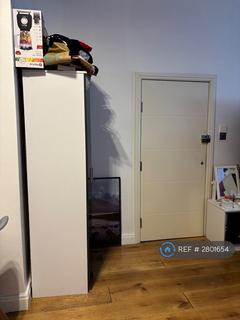 Studio to rent, Thornton Heath, London, CR7