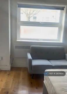 Studio to rent, Thornton Heath, London, CR7