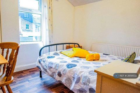 1 bedroom in a house share to rent - Embleton Road, London, SE13