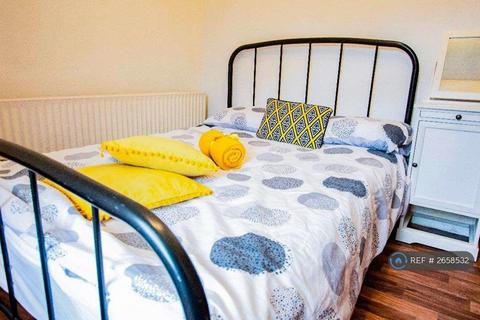 1 bedroom in a house share to rent, Embleton Road, London, SE13