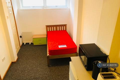 3 bedroom terraced house to rent, Torridon Close, Leicester, LE4