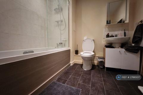 2 bedroom penthouse to rent, Wilmington Close, Watford, WD18
