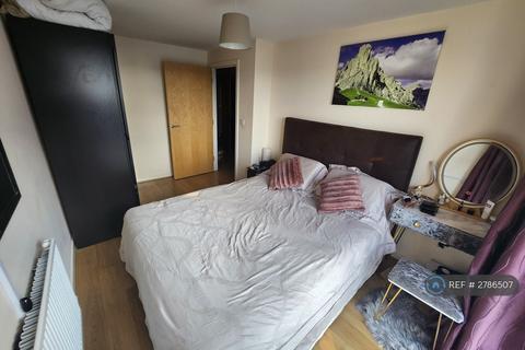 2 bedroom penthouse to rent, Wilmington Close, Watford, WD18