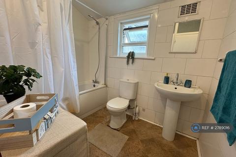 1 bedroom in a house share to rent, Ermine Road, London, SE13