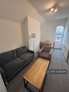 3 bedroom flat to rent, Tooting High St, London, SW17