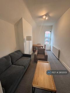 3 bedroom flat to rent, Tooting High St, London, SW17