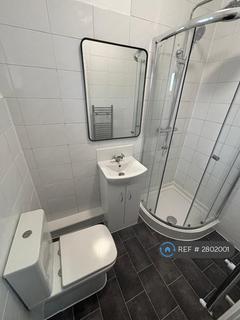 3 bedroom flat to rent, Tooting High St, London, SW17